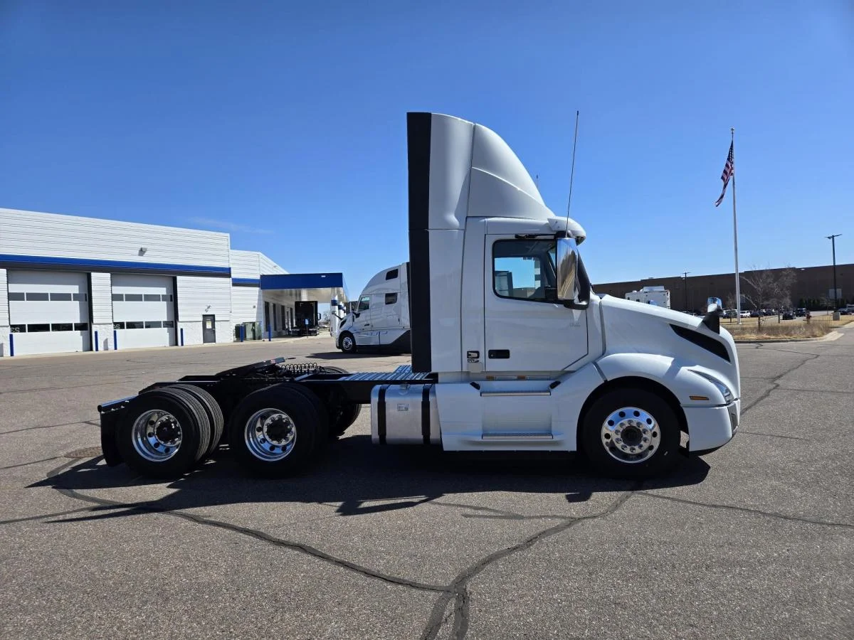 2025 Volvo VNL 300 in Kahoka, MO — photo 5