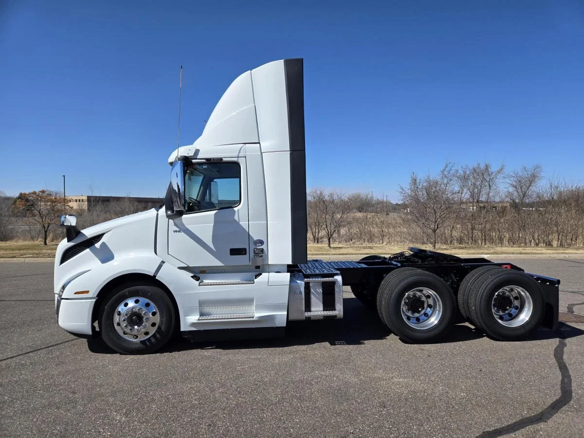 2025 Volvo VNL 300 in Kahoka, MO — photo 2