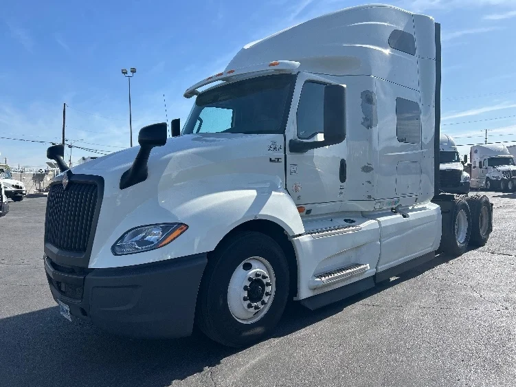 2020 International LT - image 3