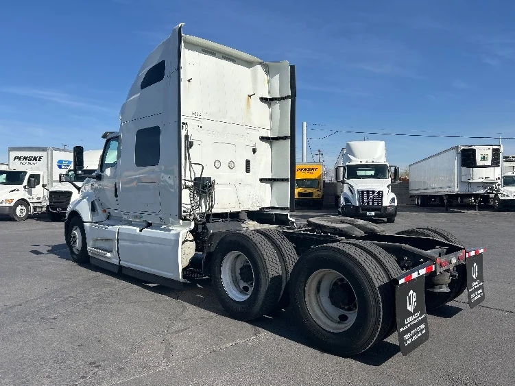 2020 International LT - image 5