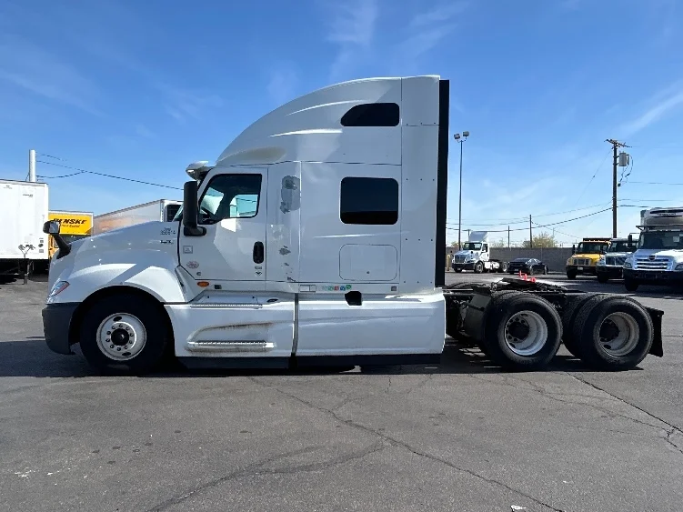 2020 International LT - image 4