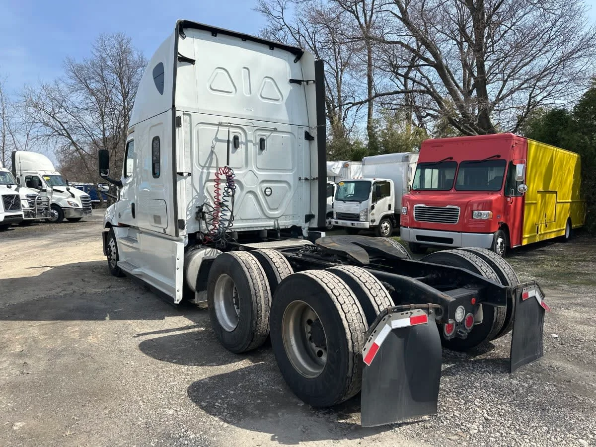 2020 Freightliner Cascadia - image 6
