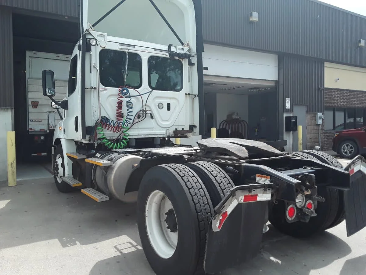 2018 Freightliner Cascadia in Kansas City, MO — photo 6