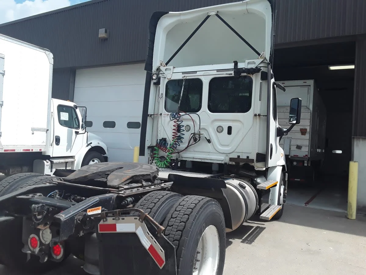 2018 Freightliner Cascadia in Kansas City, MO — photo 4