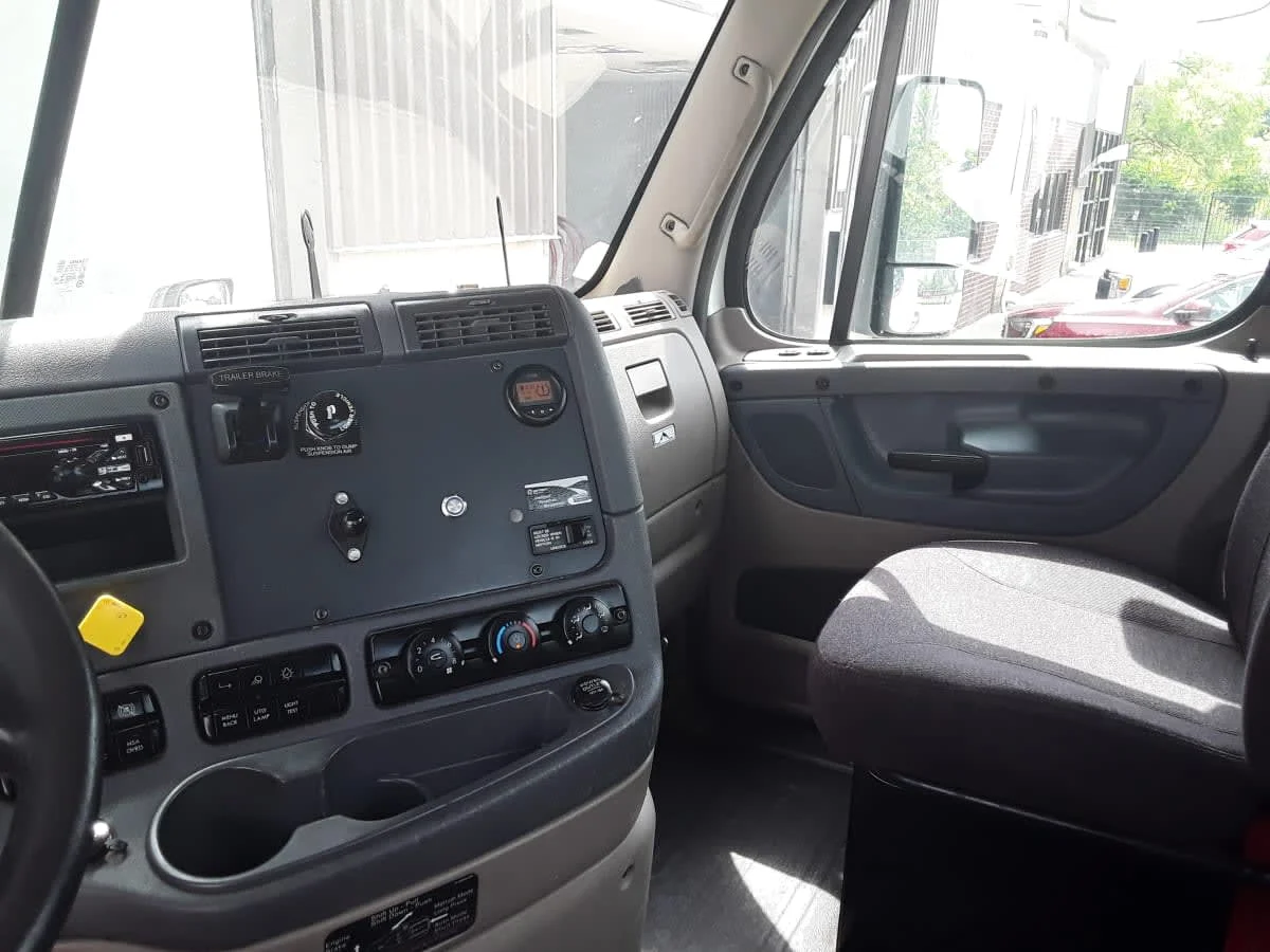 2018 Freightliner Cascadia in Kansas City, MO — photo 7