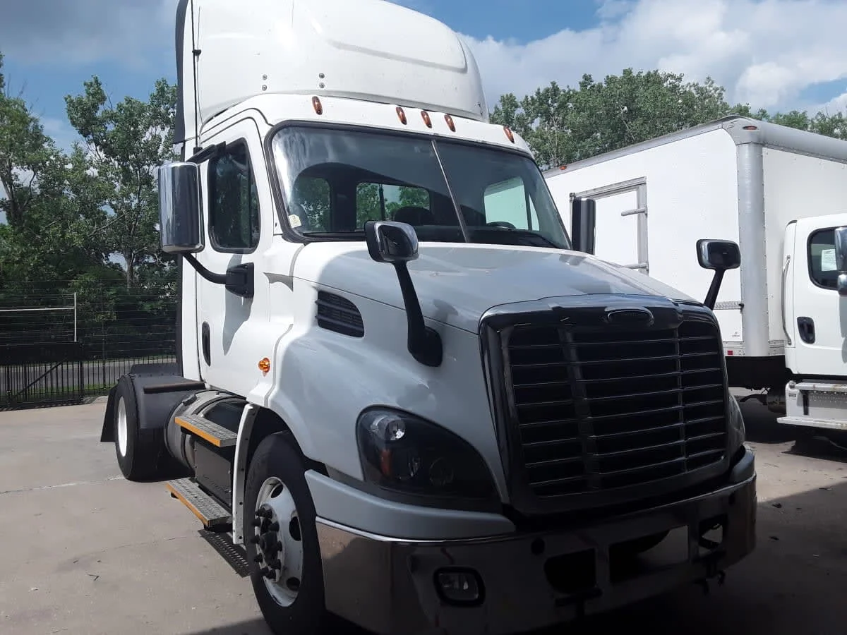 2018 Freightliner Cascadia in Kansas City, MO — photo 3