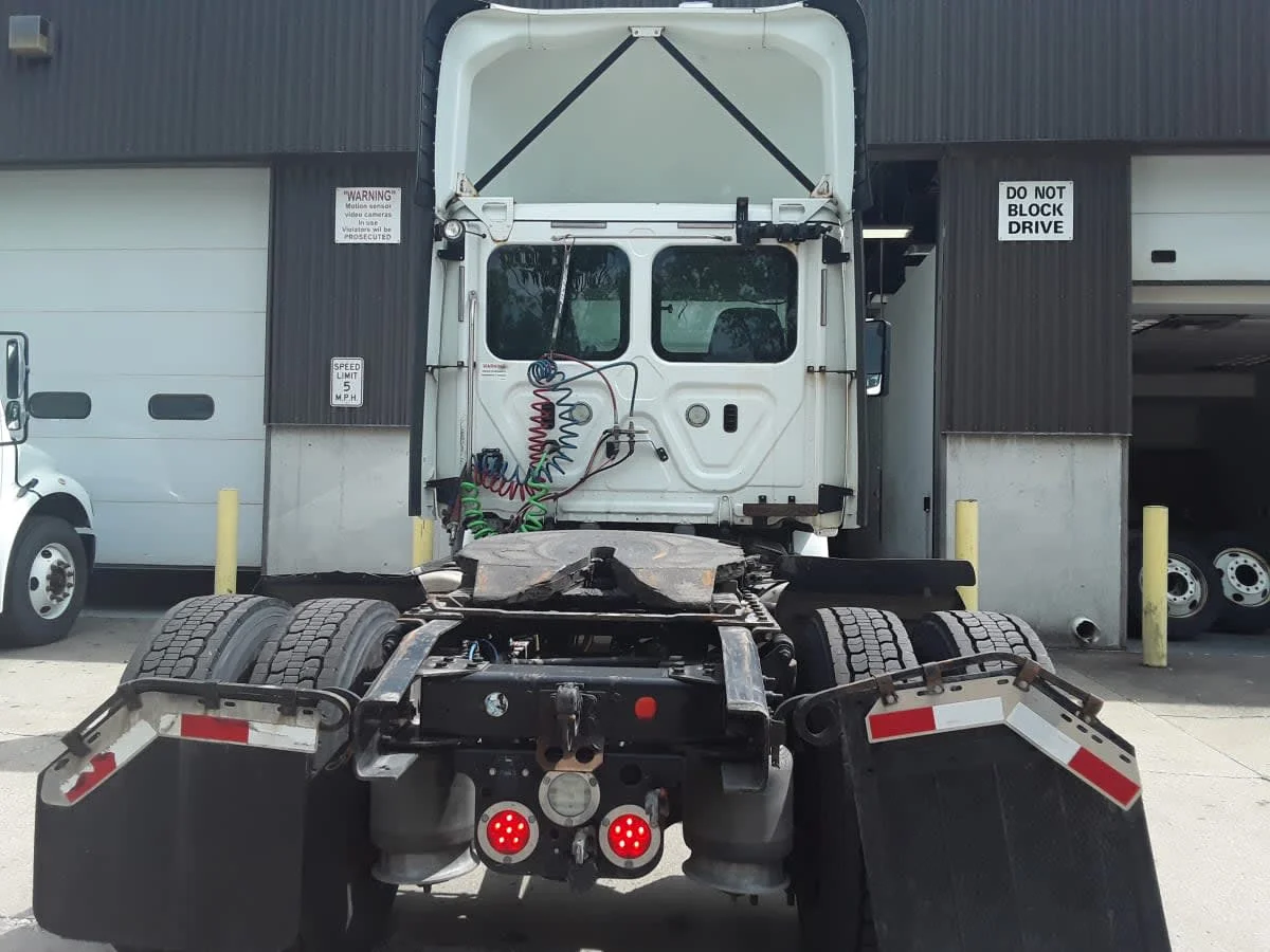 2018 Freightliner Cascadia in Kansas City, MO — photo 5
