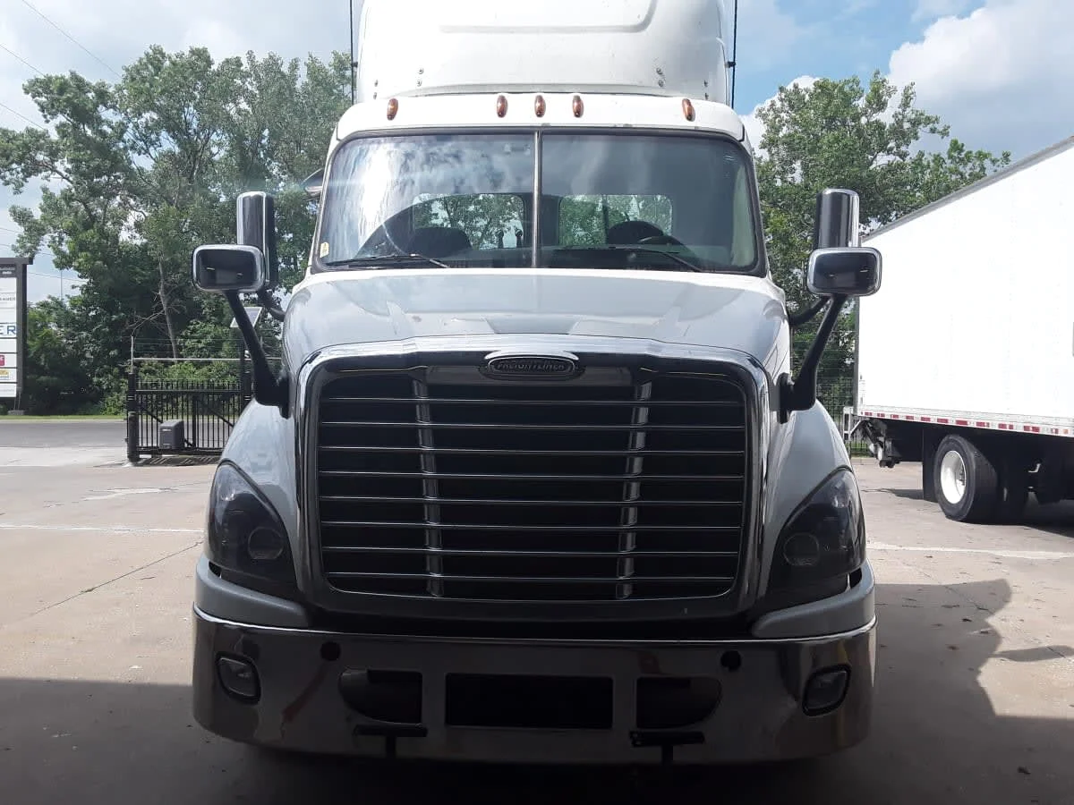 2018 Freightliner Cascadia in Kansas City, MO — photo 2