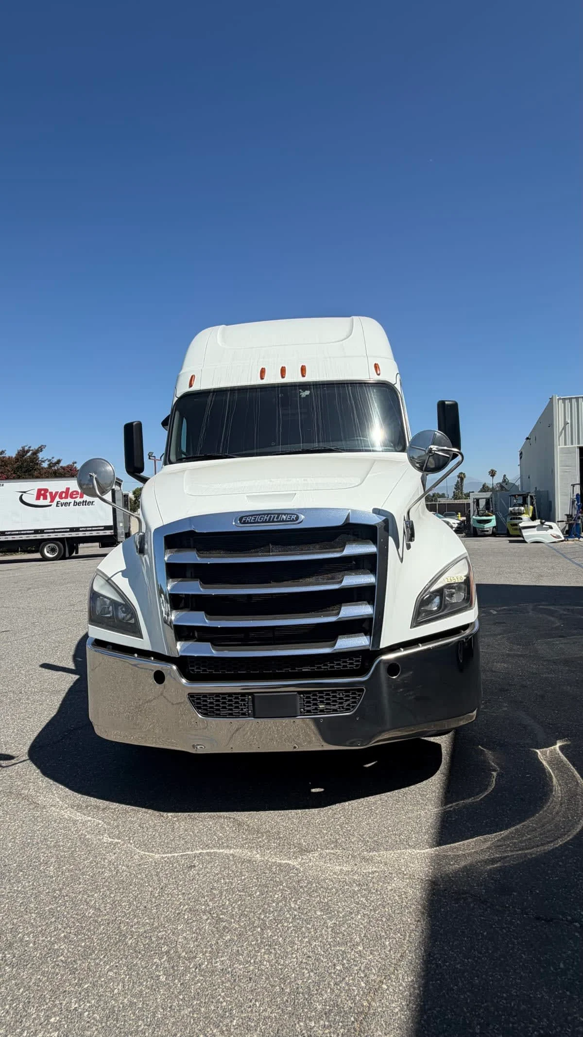 2020 Freightliner Cascadia in Pomona, CA — photo 2