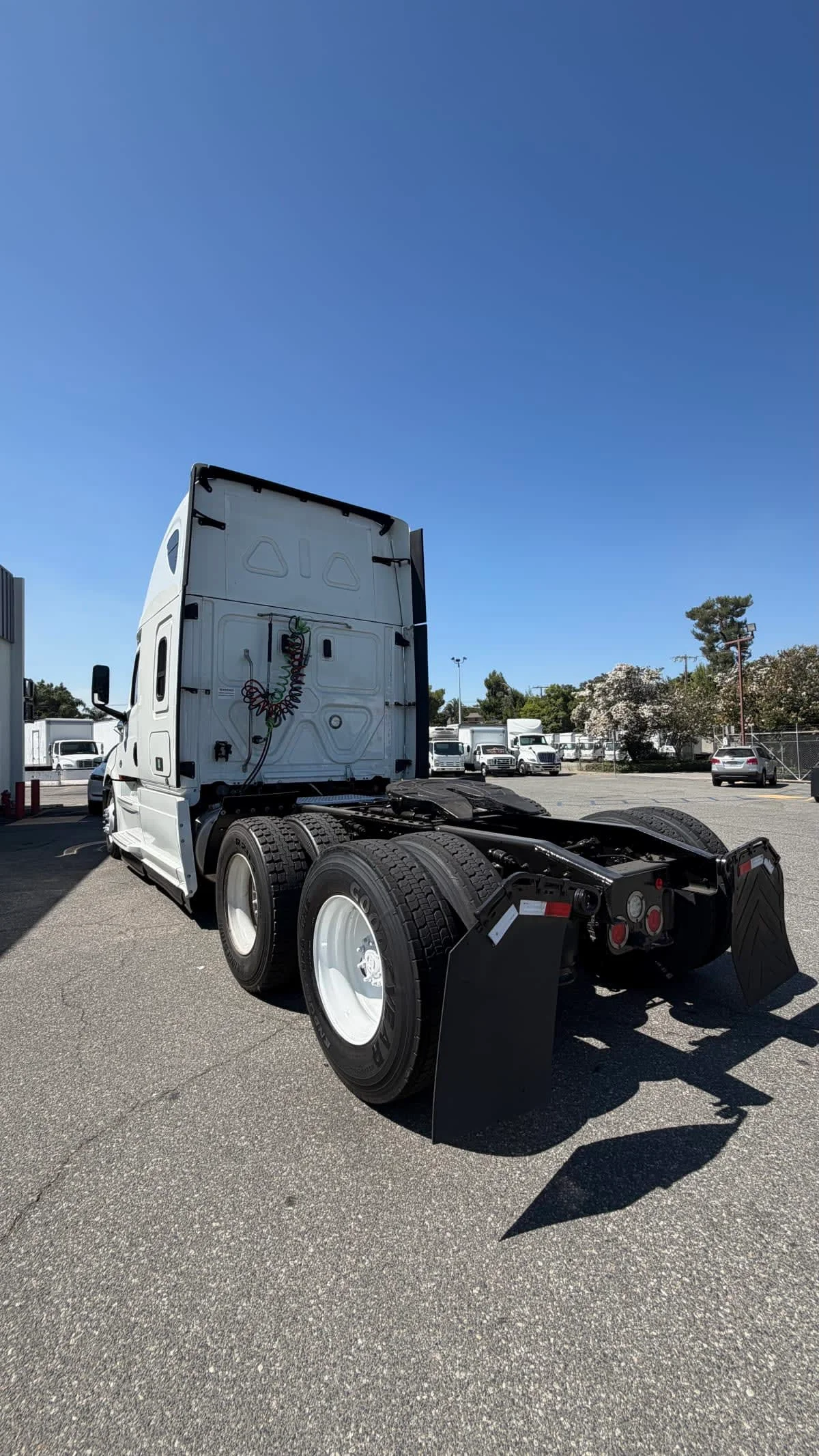 2020 Freightliner Cascadia in Pomona, CA — photo 6