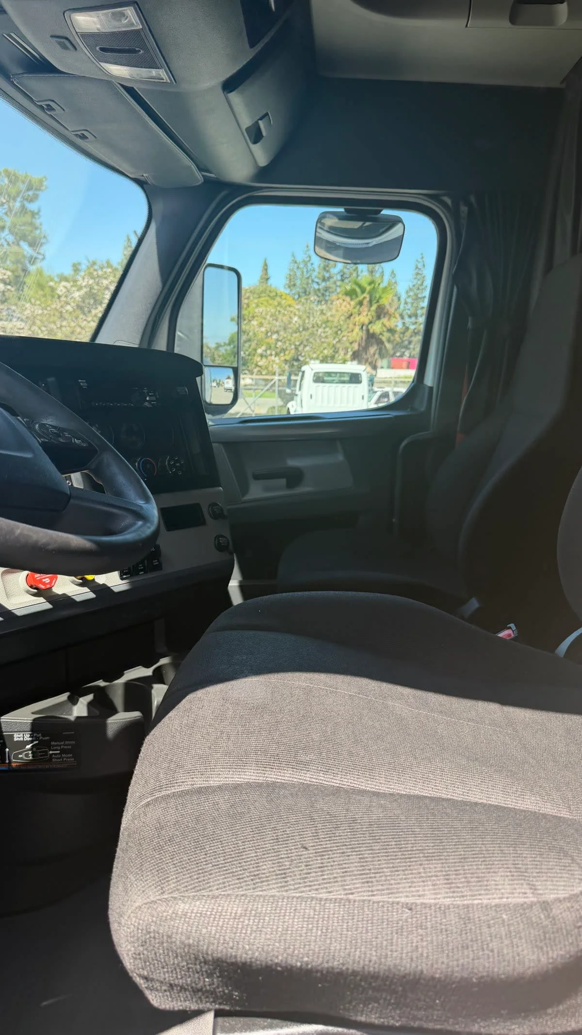 2020 Freightliner Cascadia in Pomona, CA — photo 7