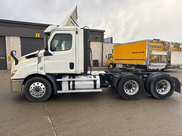 2020 Freightliner Cascadia in Allen Park, MI — photo 4