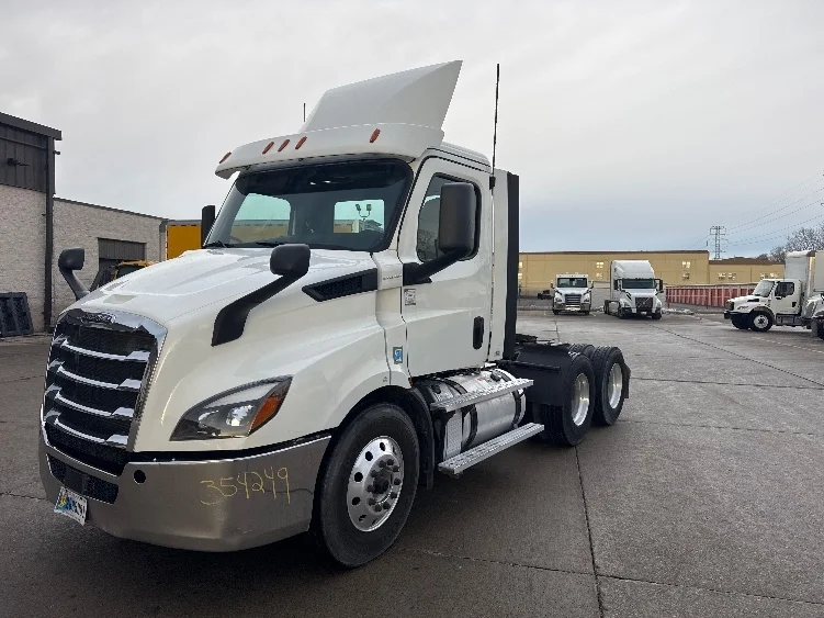 2020 Freightliner Cascadia in Allen Park, MI — photo 3