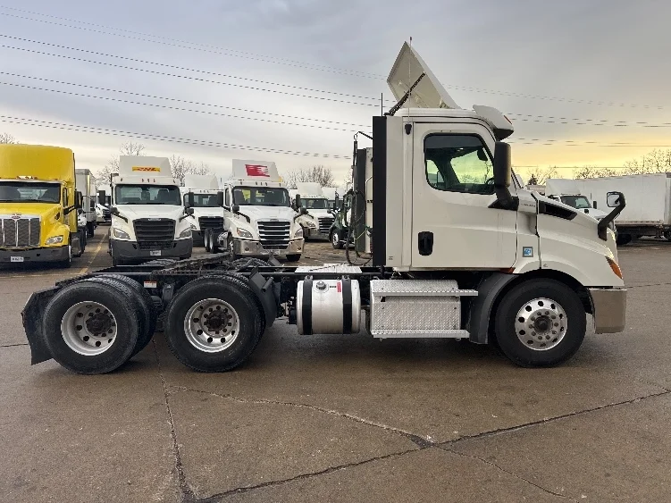 2020 Freightliner Cascadia in Allen Park, MI — photo 8