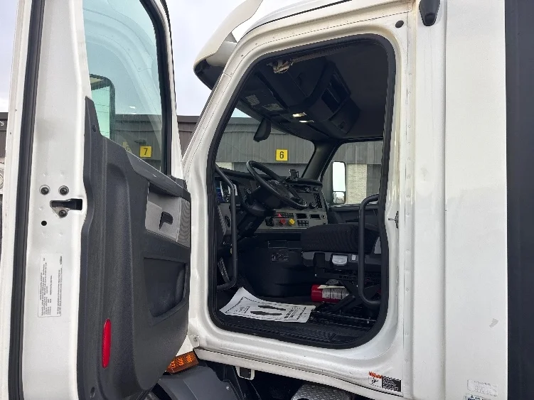 2020 Freightliner Cascadia in Allen Park, MI — photo 9