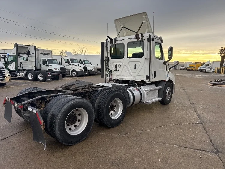 2020 Freightliner Cascadia in Allen Park, MI — photo 7