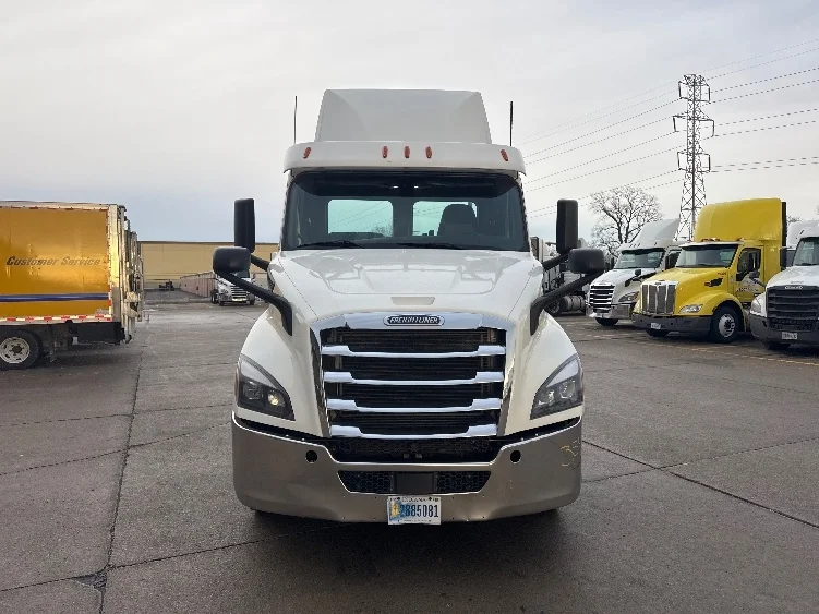 2020 Freightliner Cascadia in Allen Park, MI — photo 2