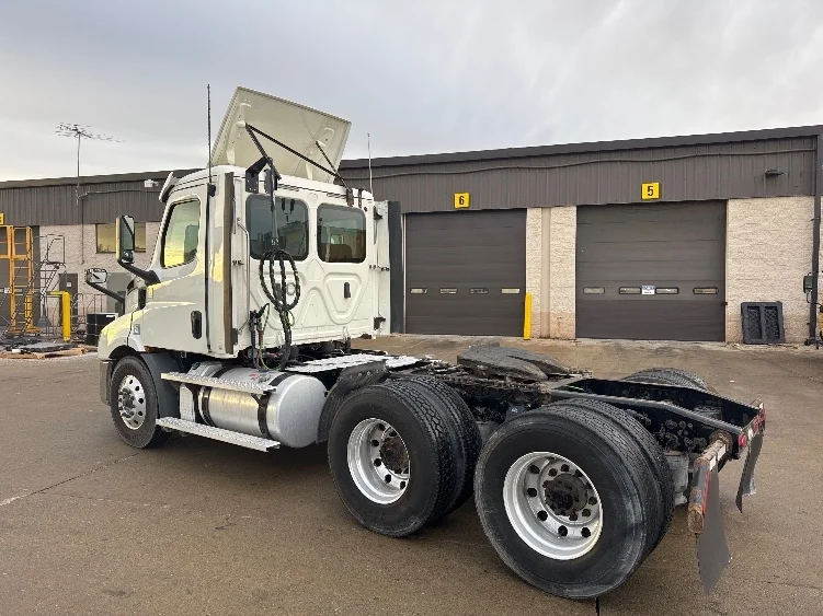 2020 Freightliner Cascadia in Allen Park, MI — photo 5