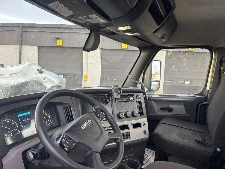 2020 Freightliner Cascadia in Allen Park, MI — photo 10