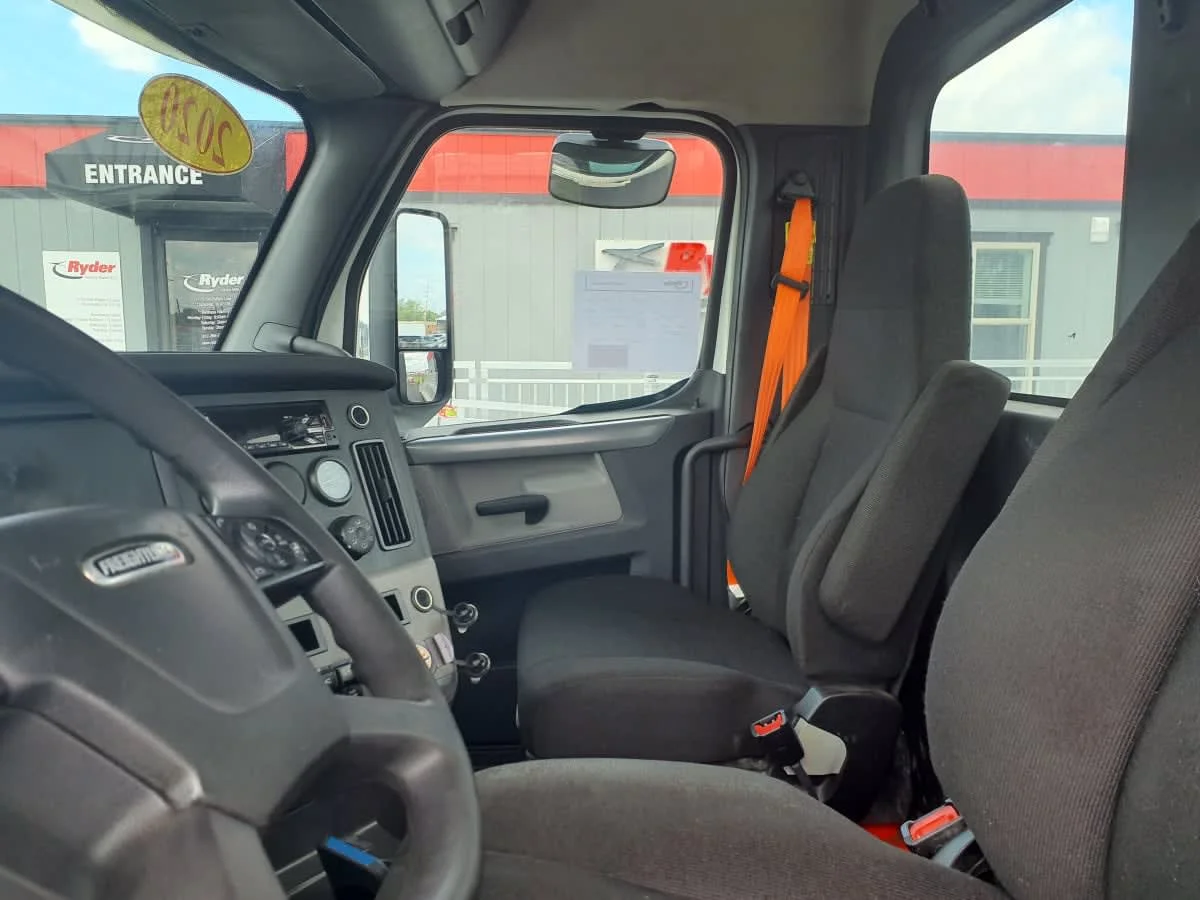 2020 Freightliner Cascadia in Clarksville, IN — photo 7