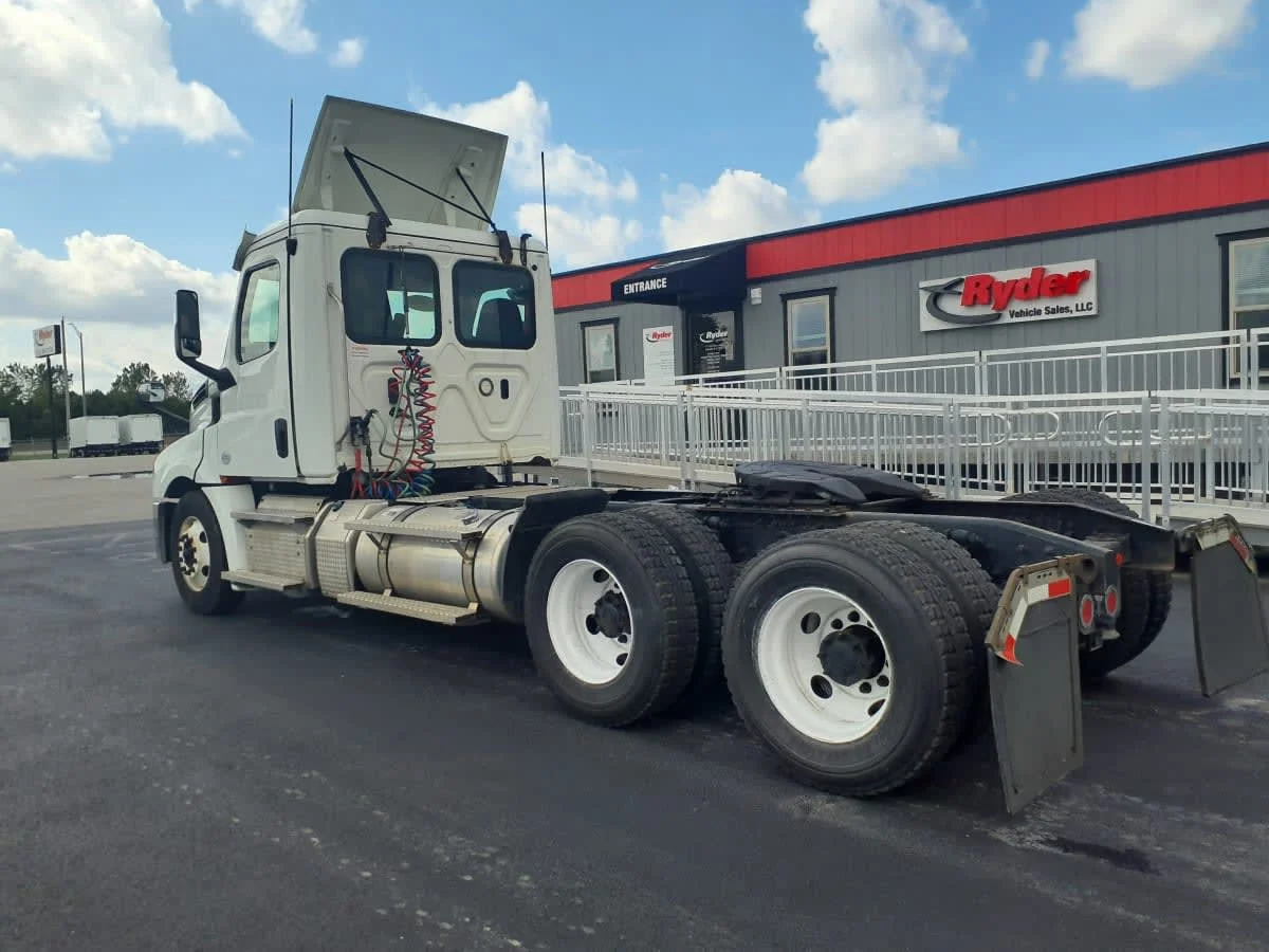 2020 Freightliner Cascadia in Clarksville, IN — photo 6