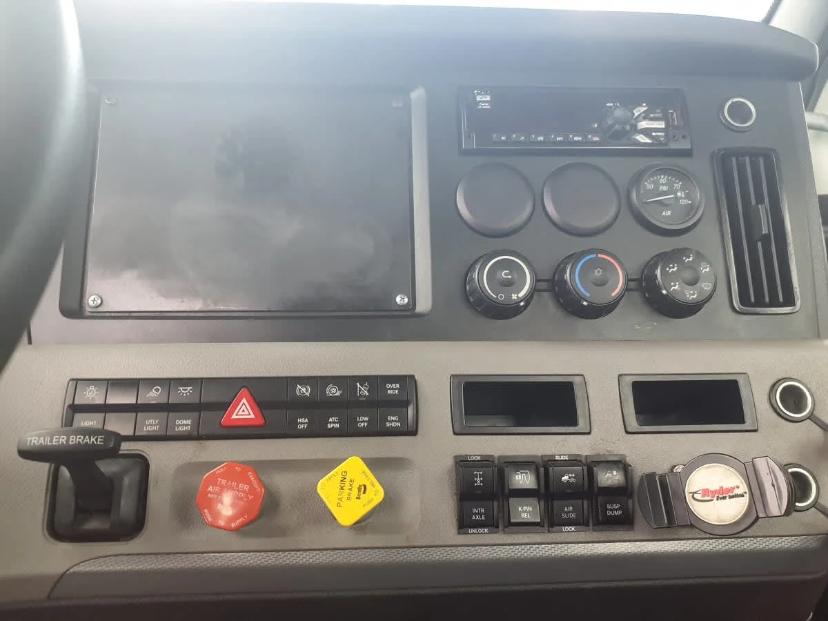 2020 Freightliner Cascadia in Clarksville, IN — photo 12