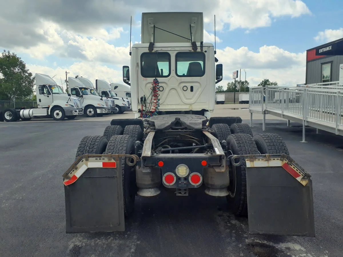 2020 Freightliner Cascadia in Clarksville, IN — photo 5