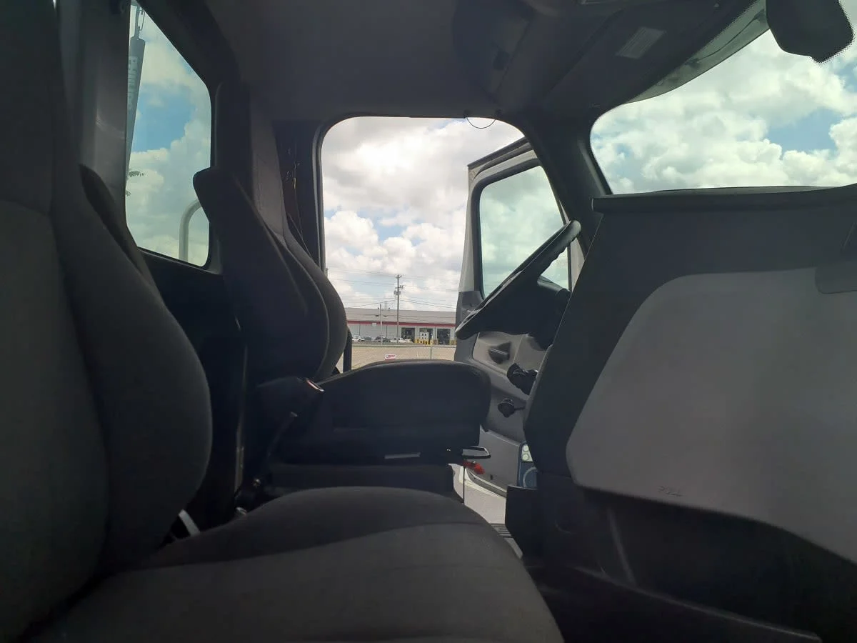 2020 Freightliner Cascadia in Clarksville, IN — photo 16