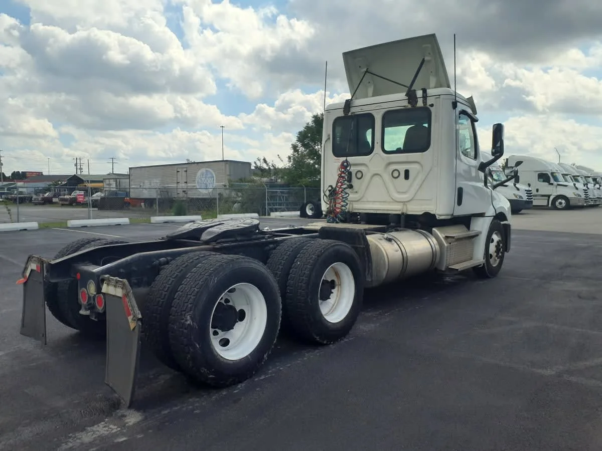 2020 Freightliner Cascadia in Clarksville, IN — photo 4