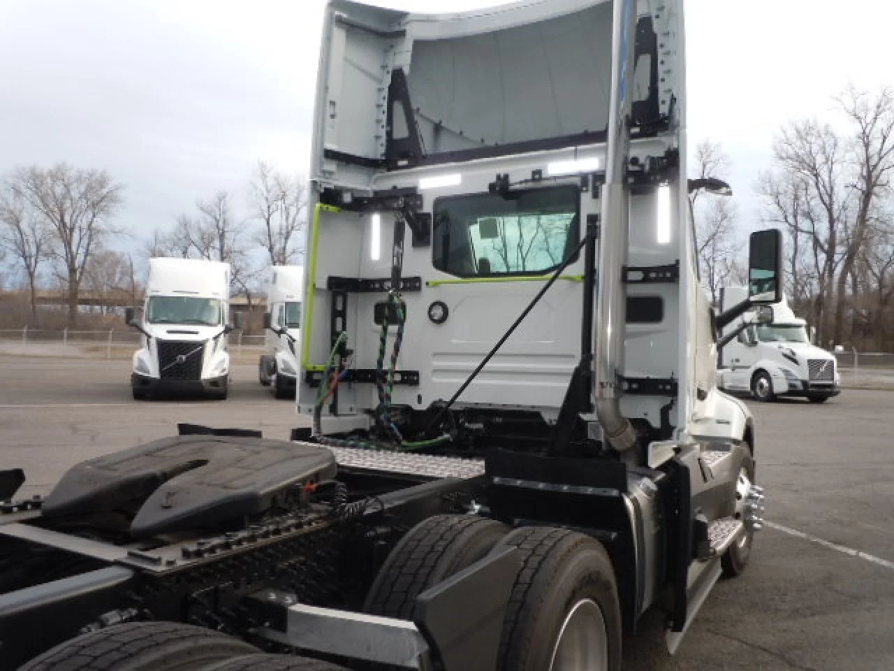 2025 Volvo VNL 300 in Gary, IN — photo 3