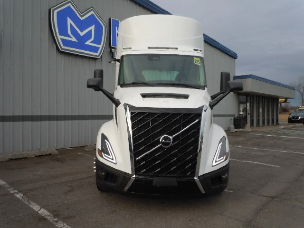 2025 Volvo VNL 300 in Gary, IN — photo 5