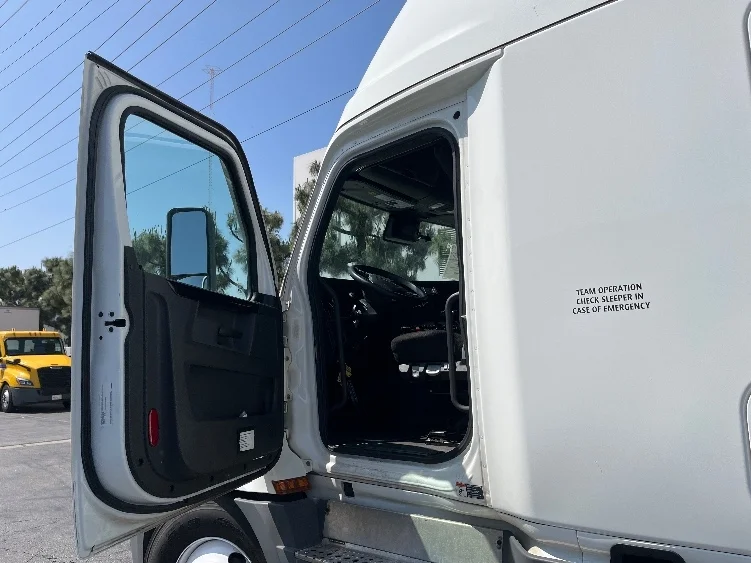 2023 Freightliner Cascadia - image 9