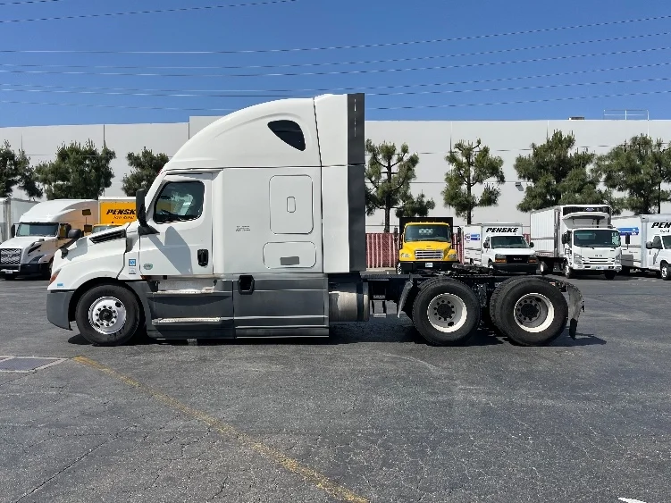 2023 Freightliner Cascadia - image 4