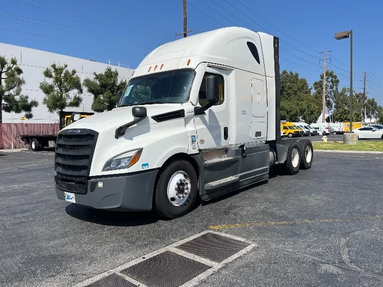 2023 Freightliner Cascadia - image 3