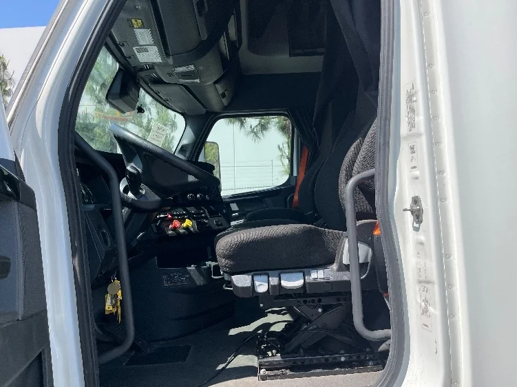 2023 Freightliner Cascadia - image 10