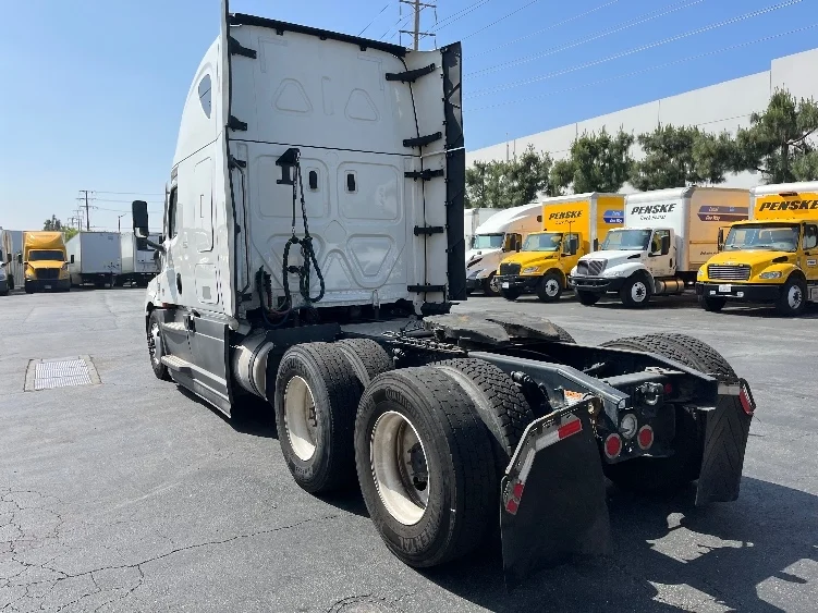 2023 Freightliner Cascadia - image 5