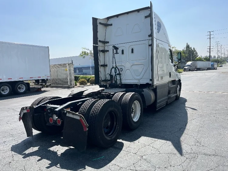 2023 Freightliner Cascadia - image 7