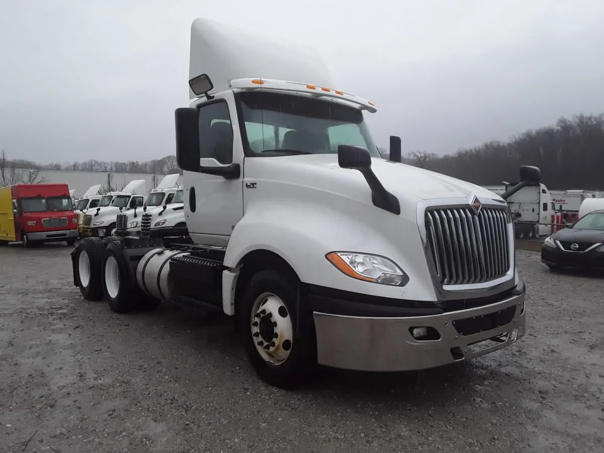 2019 International LT - image 3