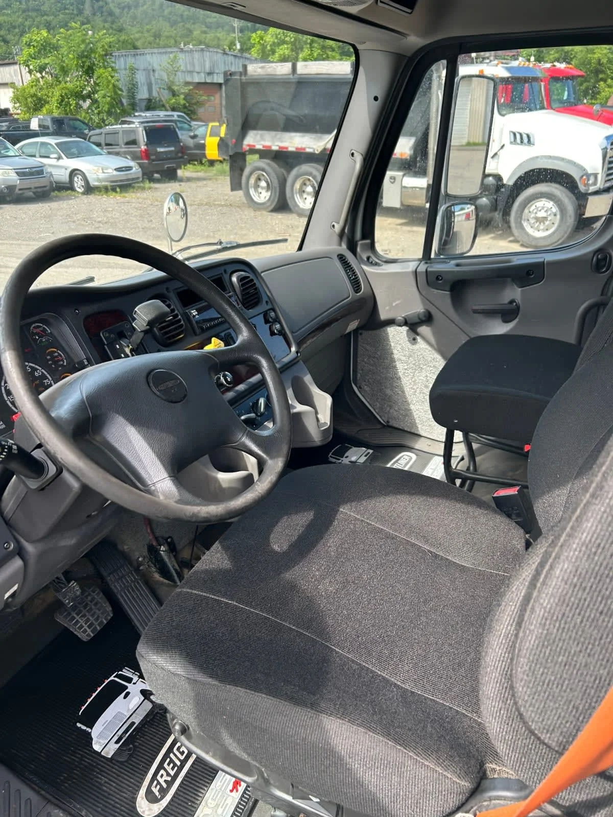 2019 Freightliner M2 106 - image 9