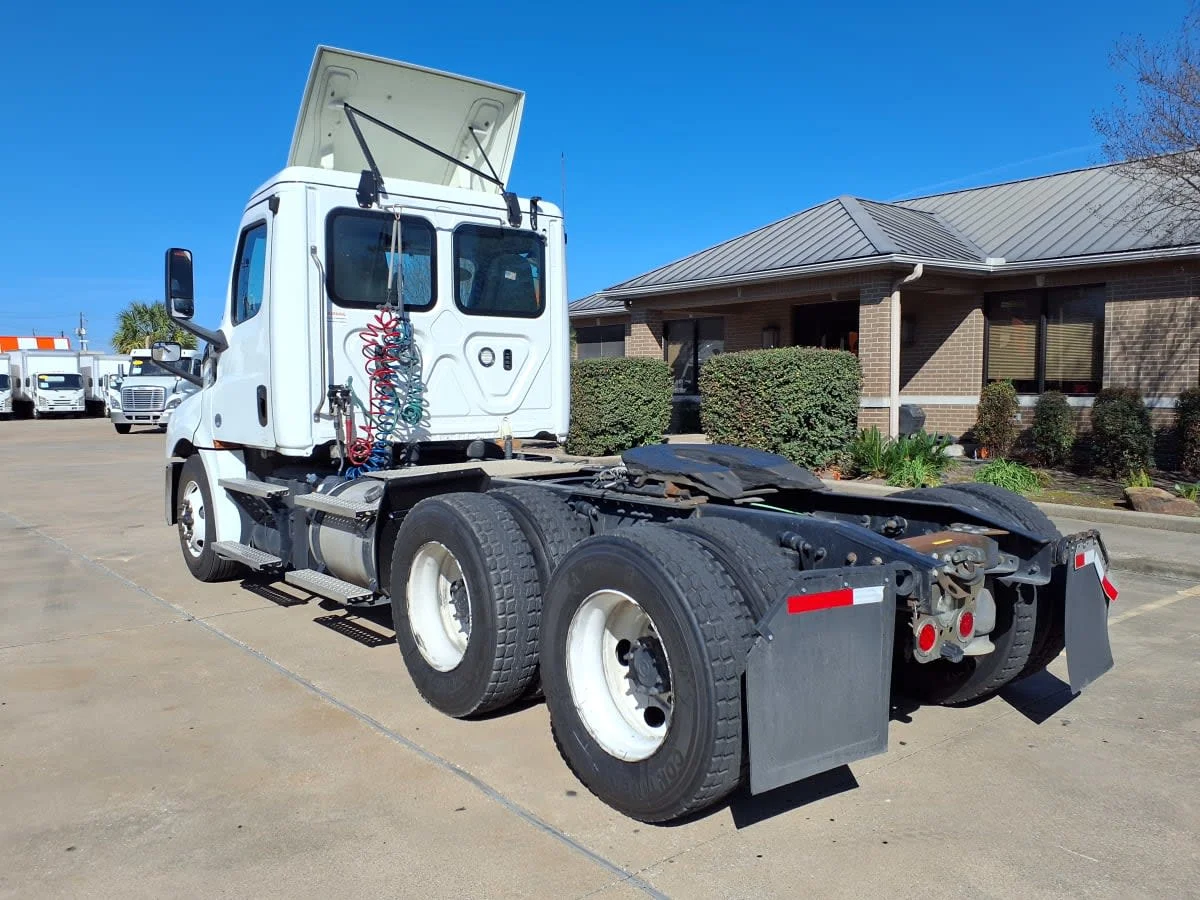 2020 Freightliner Cascadia in Houston, TX — photo 6