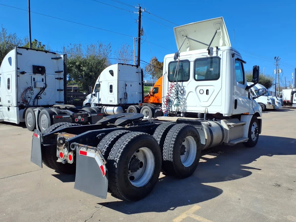 2020 Freightliner Cascadia in Houston, TX — photo 4