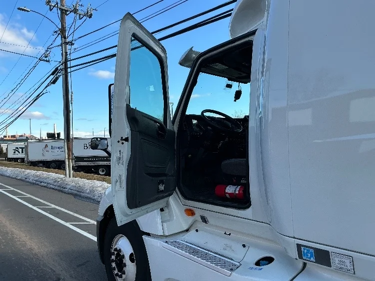 2020 International LT - image 9