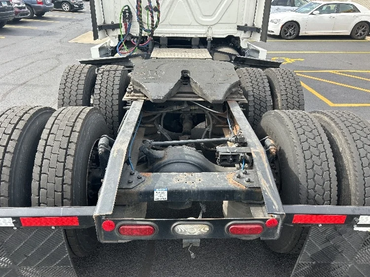 2022 Freightliner Cascadia - image 6