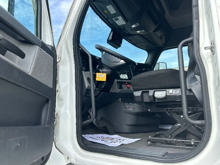 2022 Freightliner Cascadia - image 9