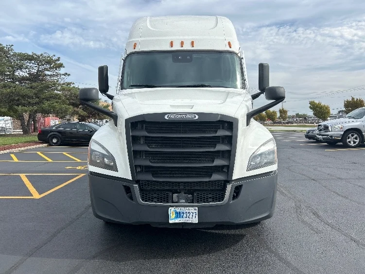 2022 Freightliner Cascadia - image 2