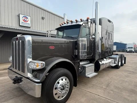 2023 Peterbilt 389 - image 2