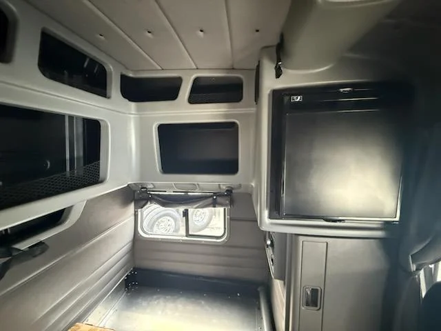 2023 Peterbilt 389 - image 11