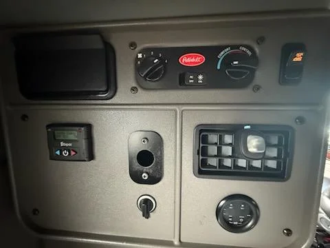 2023 Peterbilt 389 - image 9