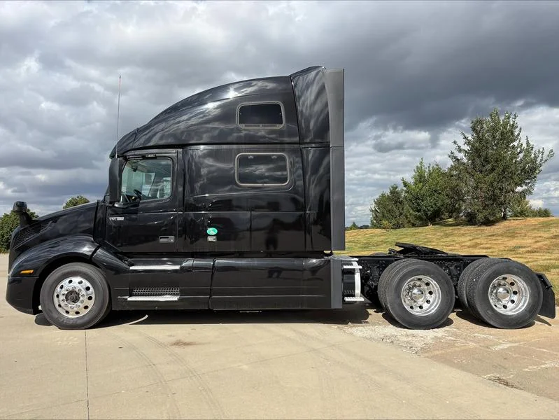 2023 Volvo VNL 860 in Waukee — photo 2