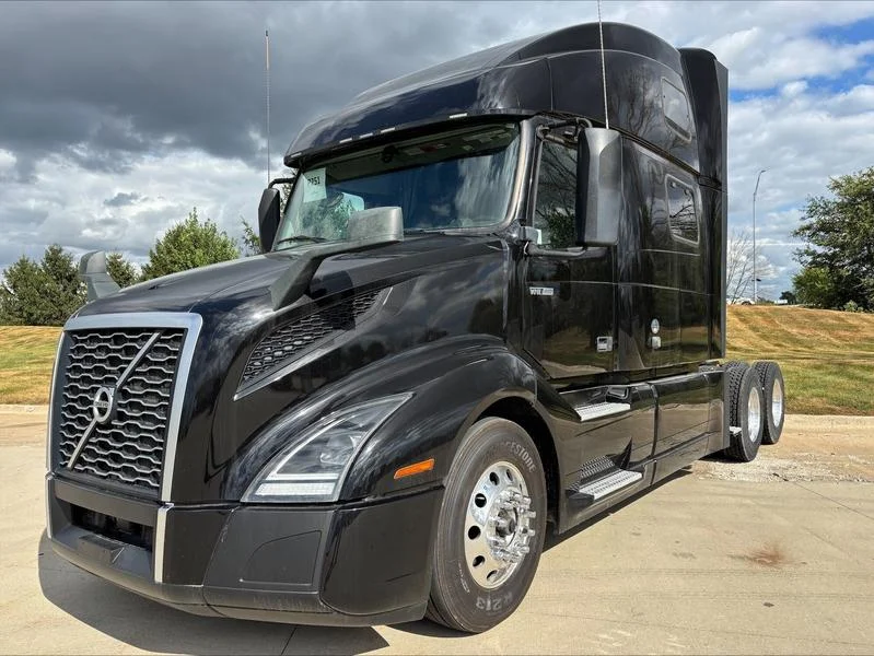 2023 Volvo VNL 860 in Waukee